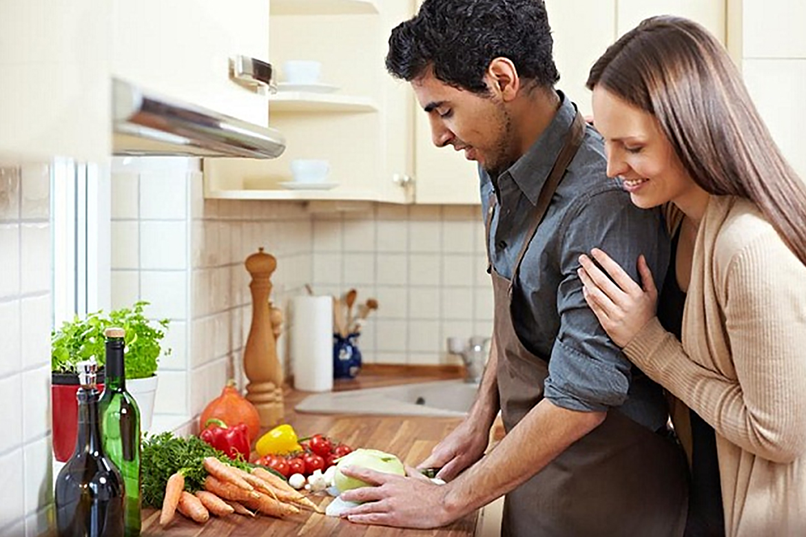 Проводит время с бывшим мужем. Мужчина и женщина на кухне. Семья на кухне. Мужчина на кухне. Парень на кухне.