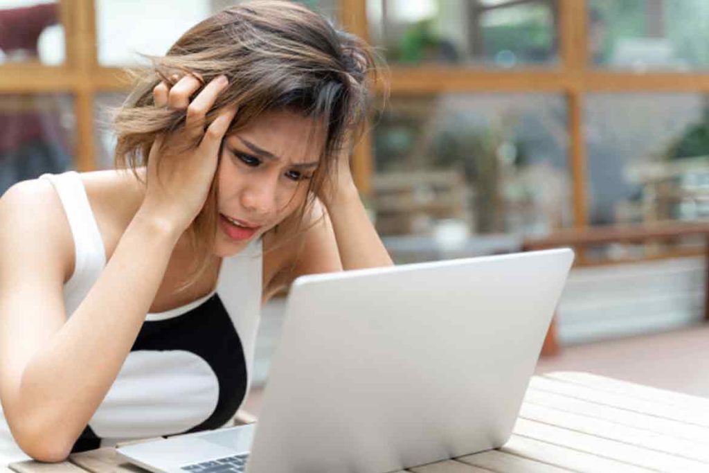 Woman-frustrated-with-workload