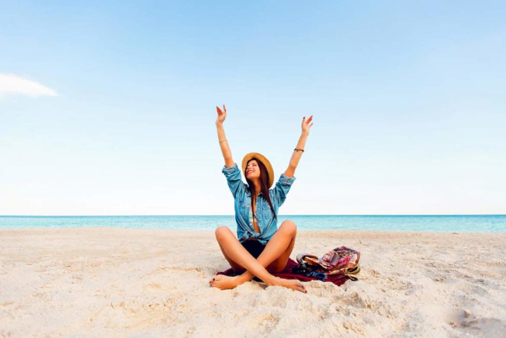 Girls, get ready for the beach! Things you must pack before leaving for ...